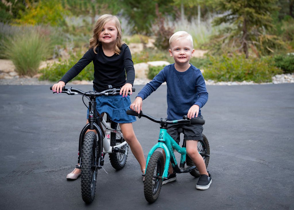 family-portraits-kids-bike-at-home-session